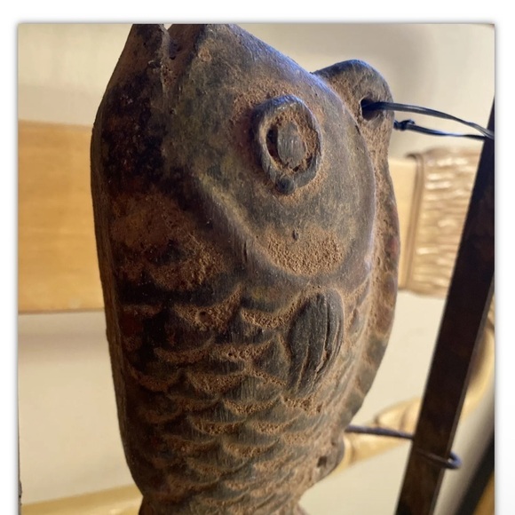 Old Japanese Art Sculpture Hanging Pottery & Metal Fish With Stand - Picture 7 of 7